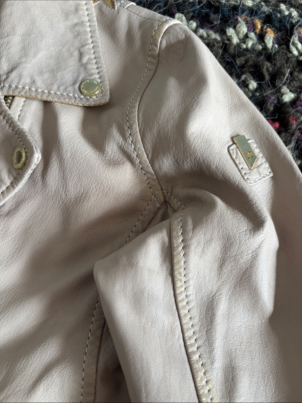 MAURITIUS Women's Beige Leather Jacket with Gold Star Embellishments - Picture 16 of 16
